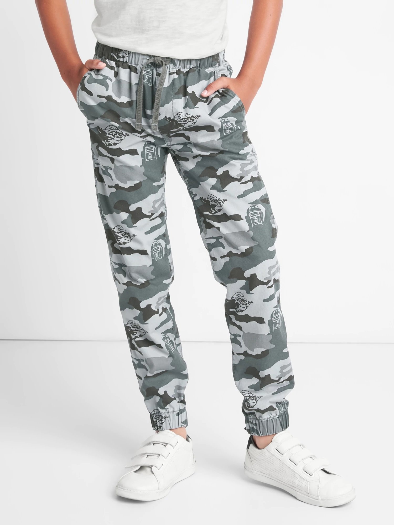 Gap | Star Wars™ kamuflaj desenli jogger pantolon product image