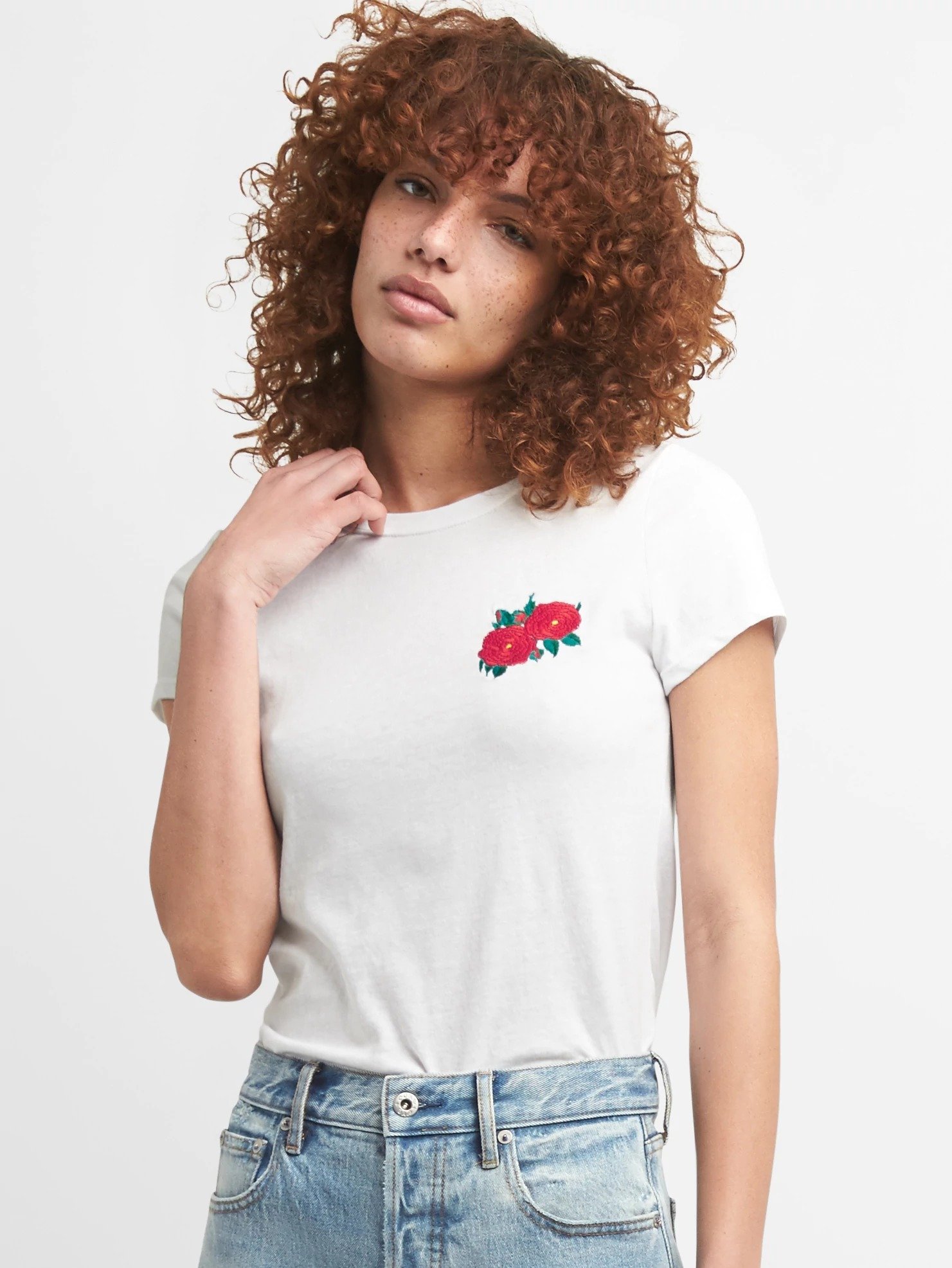 Çiçek İşlemeli Sıfır Yaka T-Shirt product image