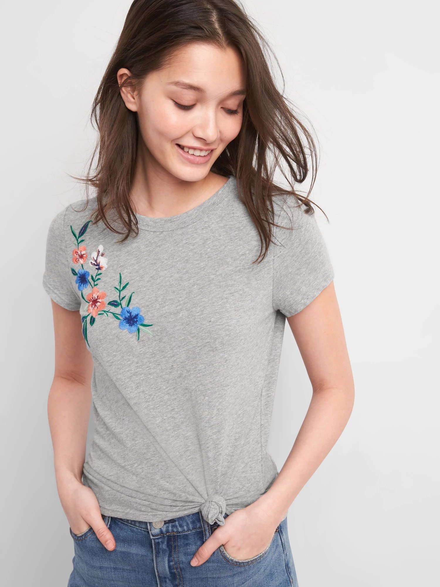 Çiçek İşlemeli Sıfır Yaka T-Shirt product image