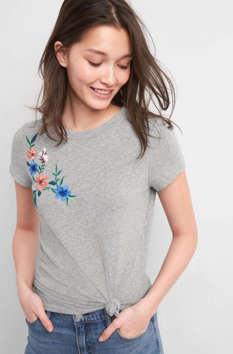  Çiçek İşlemeli Sıfır Yaka T-Shirt