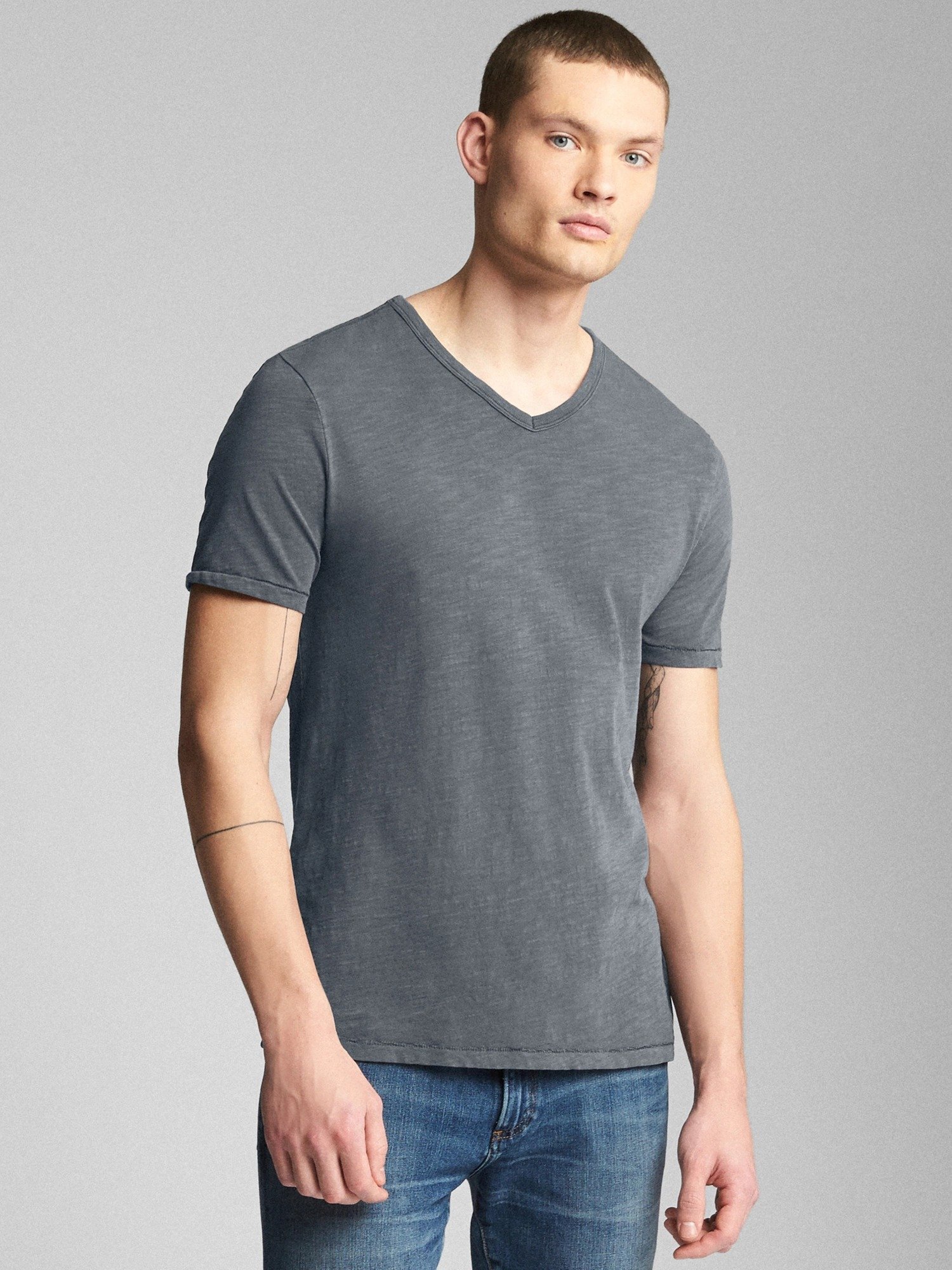 Kısa kollu v yaka t-shirt product image