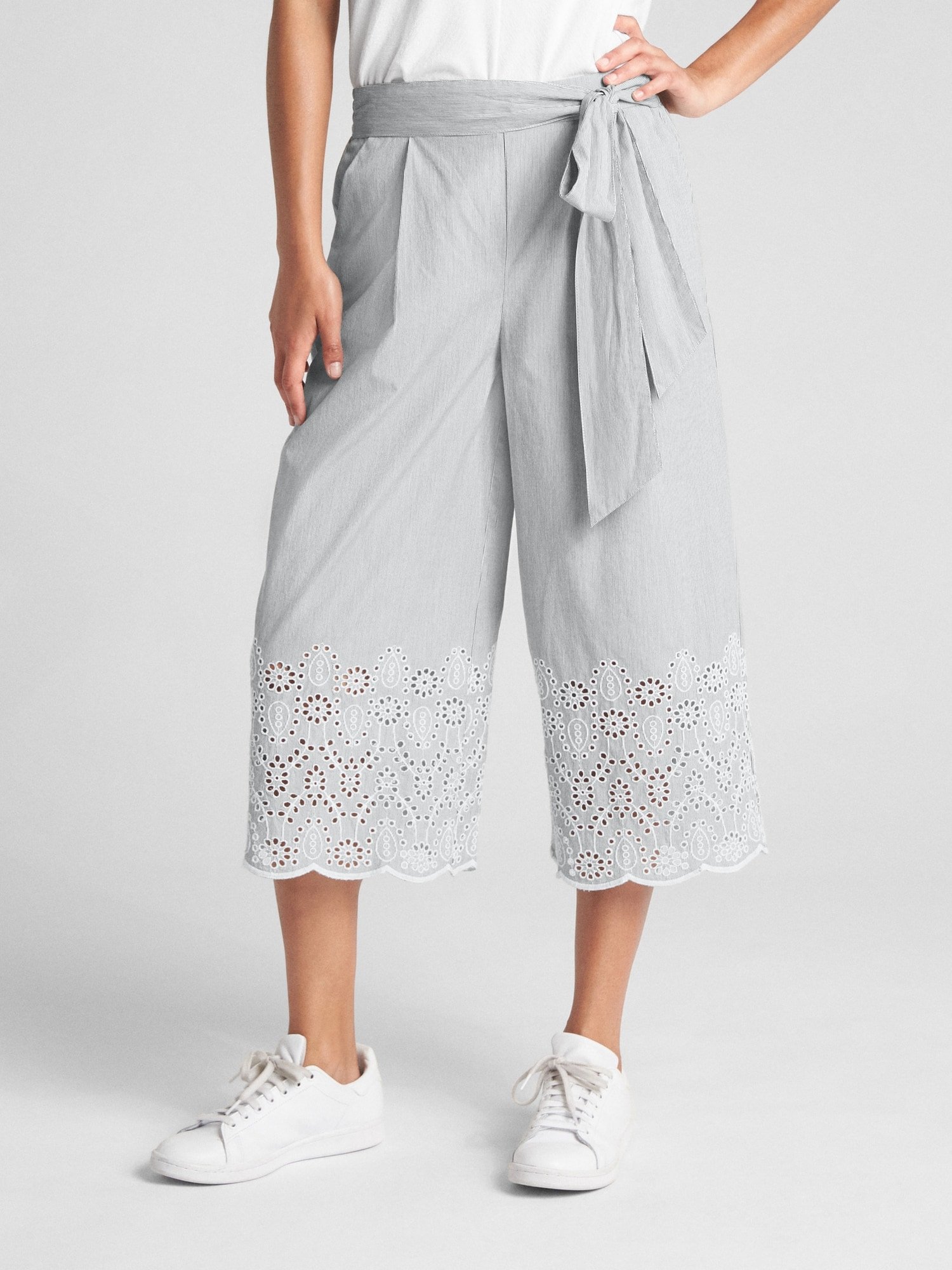Bol ve Kısa Paçalı Pantolon product image