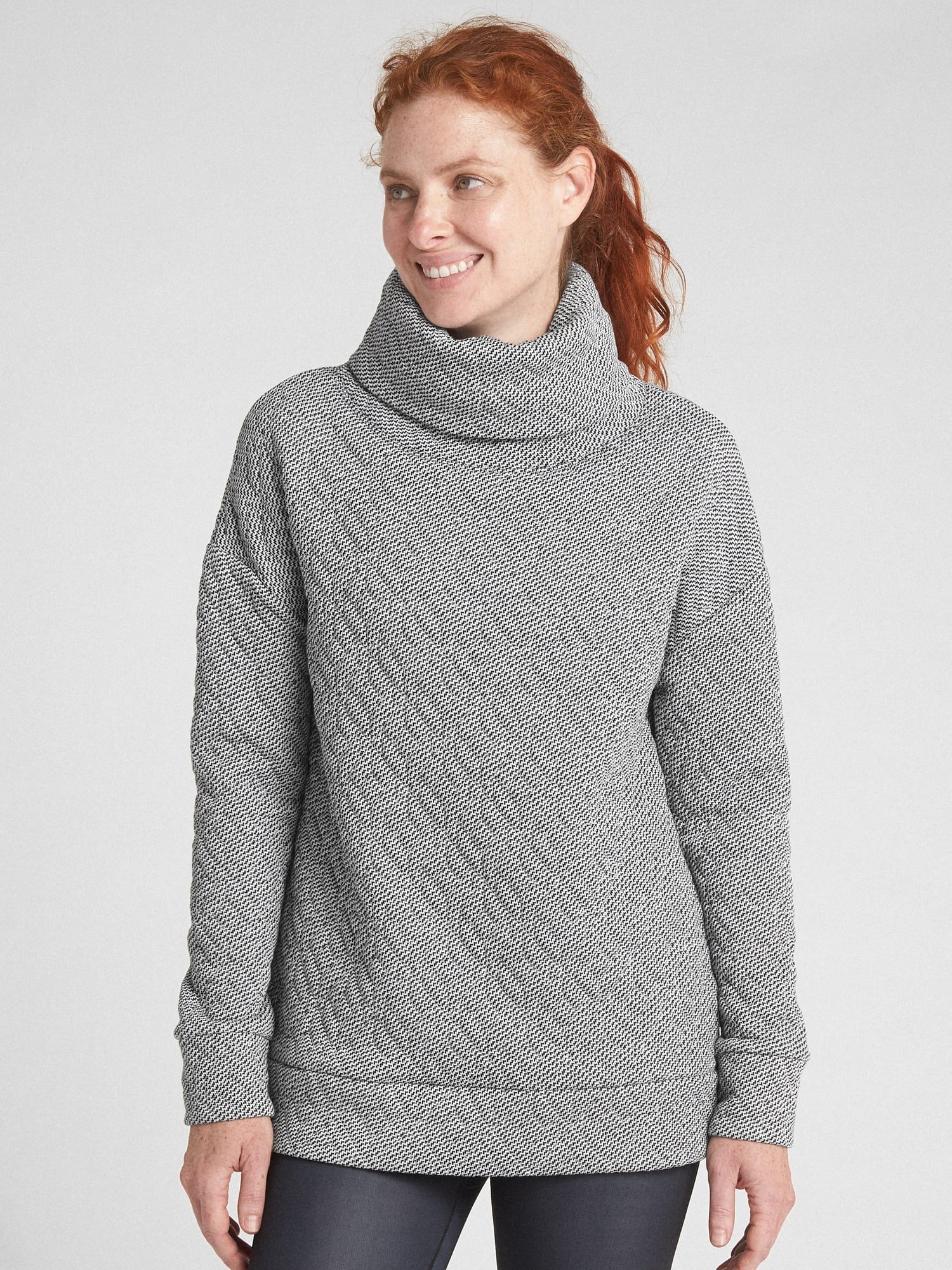 GapFit Boğazlı Sweatshirt product image