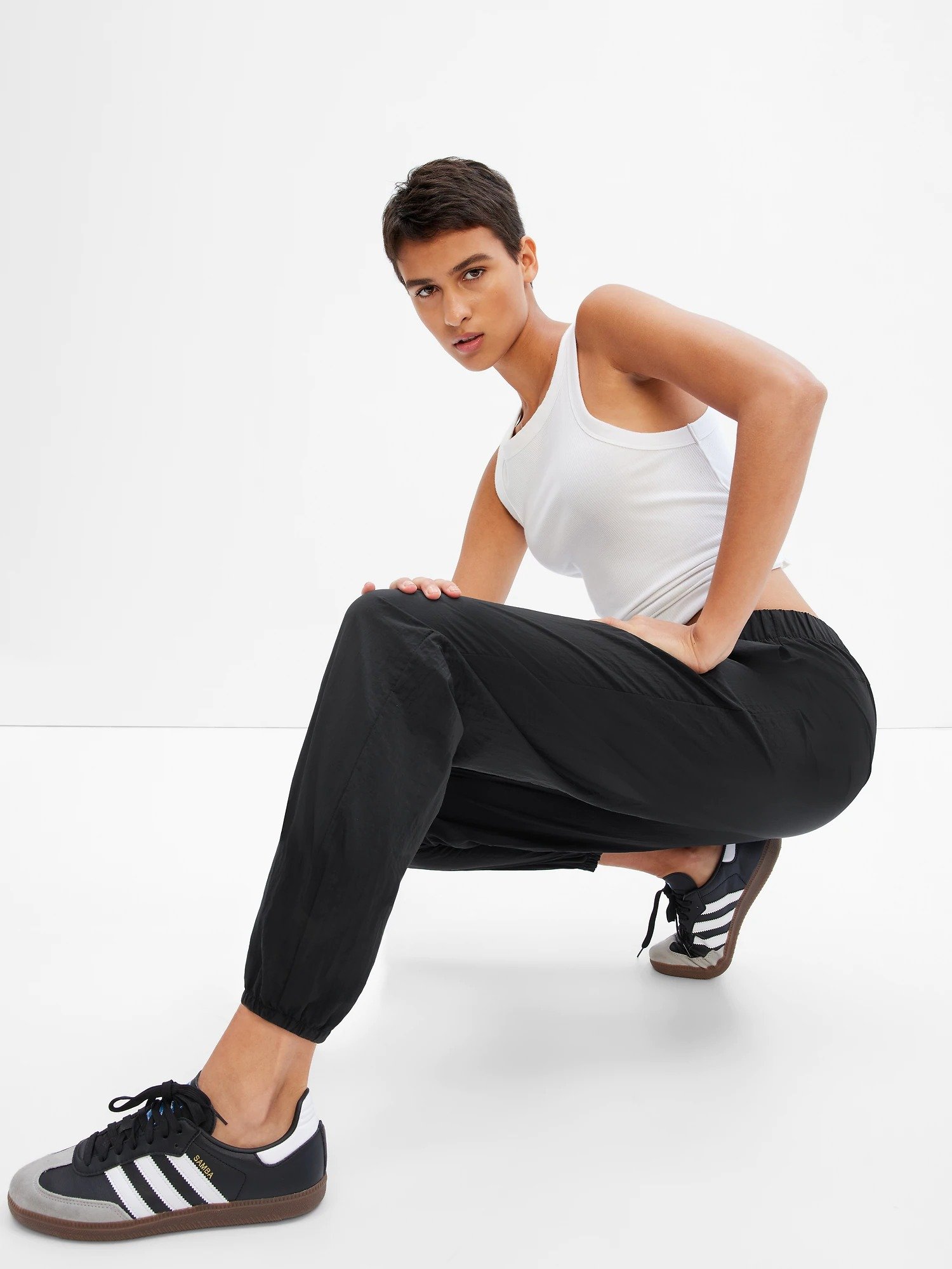 GapFit Parlak Kumaş Jogger Spor Pantolon product image